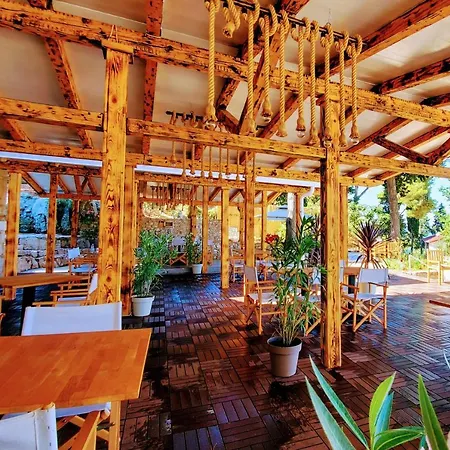 Porton Nature Hideouts Holiday park *