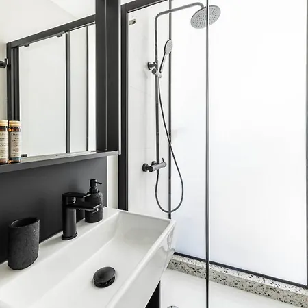 Porton Nature Hideouts 罗维尼